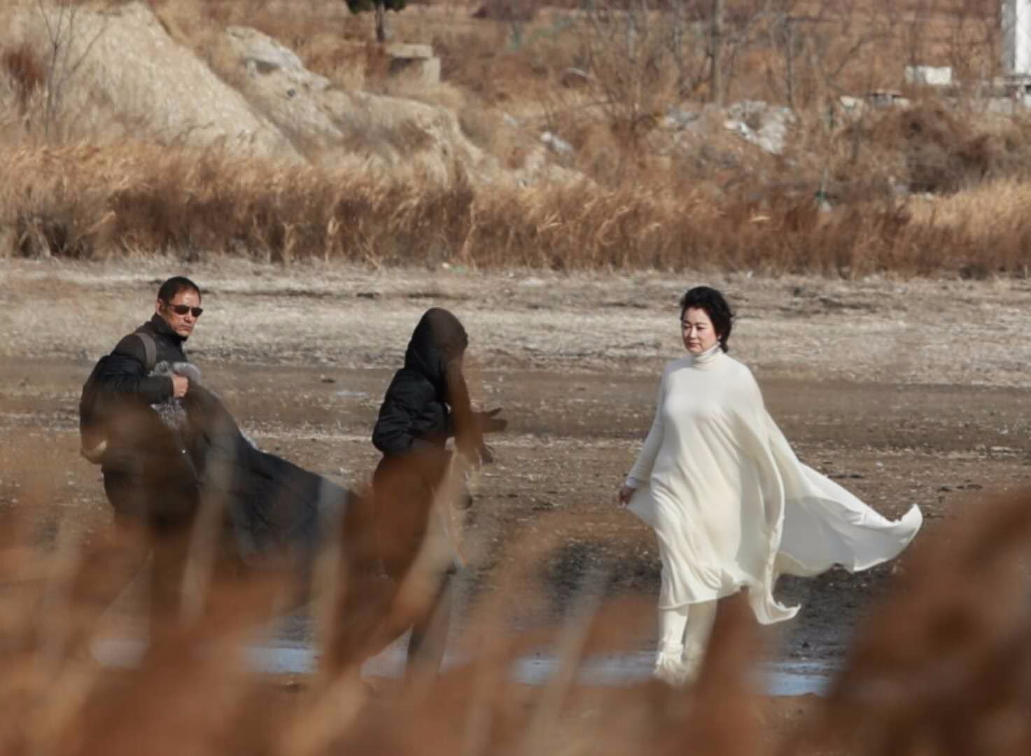 63岁不老女神林青霞携女儿现身天鹅湖 勾起众