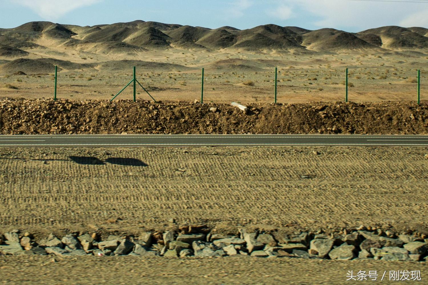 500公里京新高速无人区, 诸多路标清晰明了, 穿