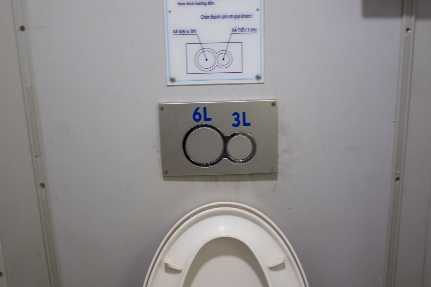 越南双层火车体验,座位比高铁还宽敞,厕所上的