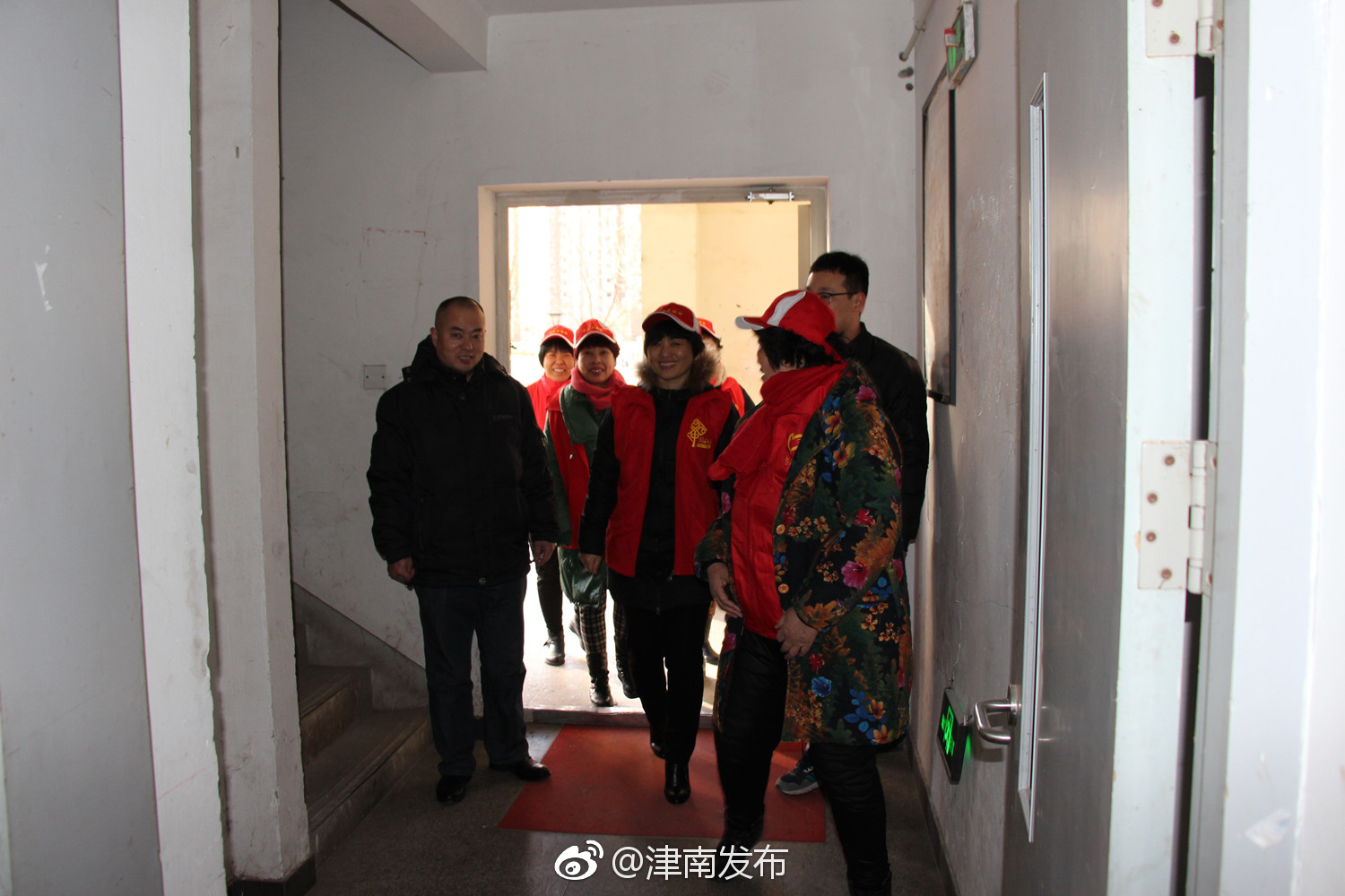 辛庄镇汀上家园社区平安志愿者开展治安巡逻活