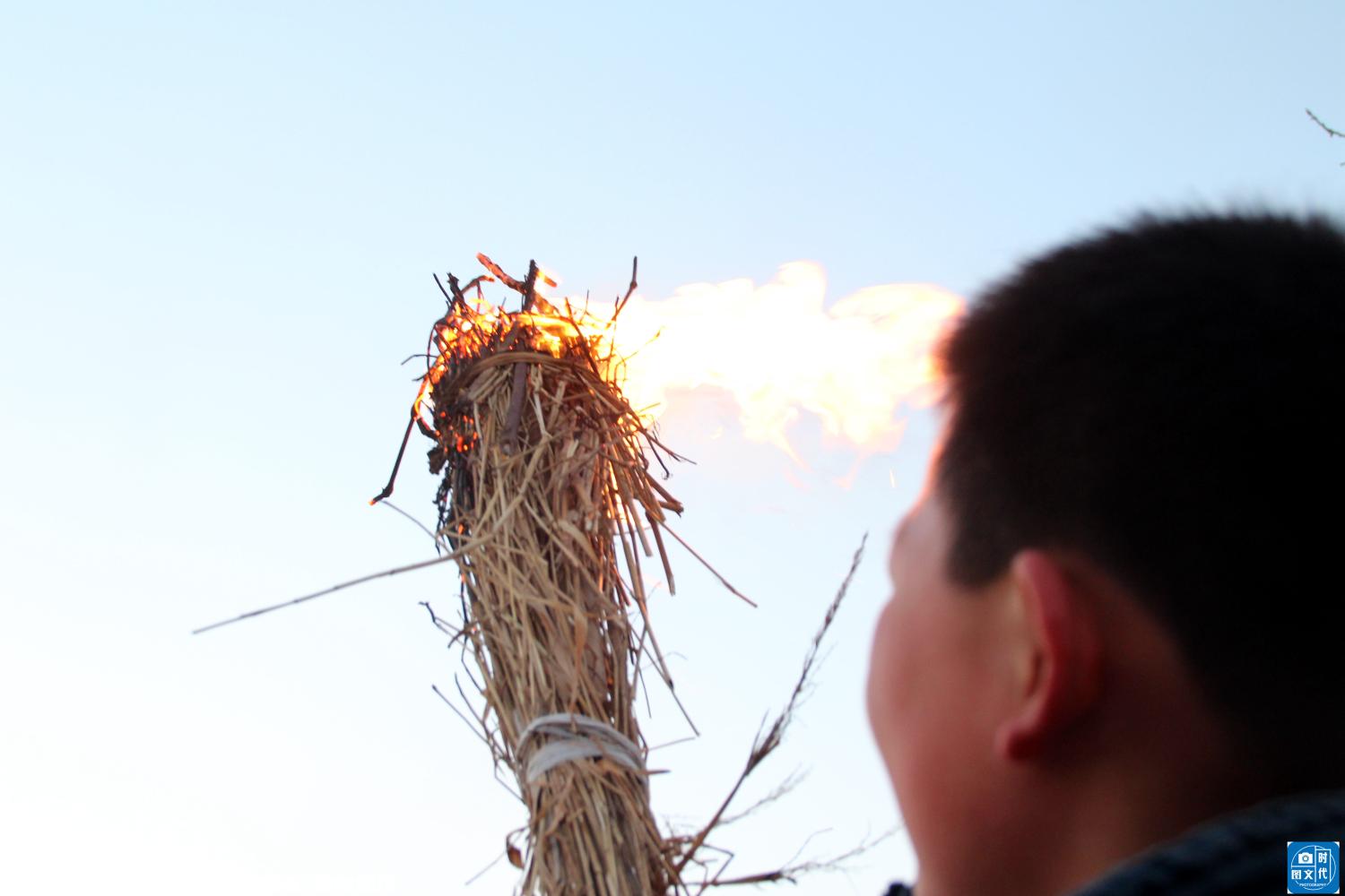 实拍正月初七北方农村“送火神”习俗, 孩子们抱着火把就往村头跑