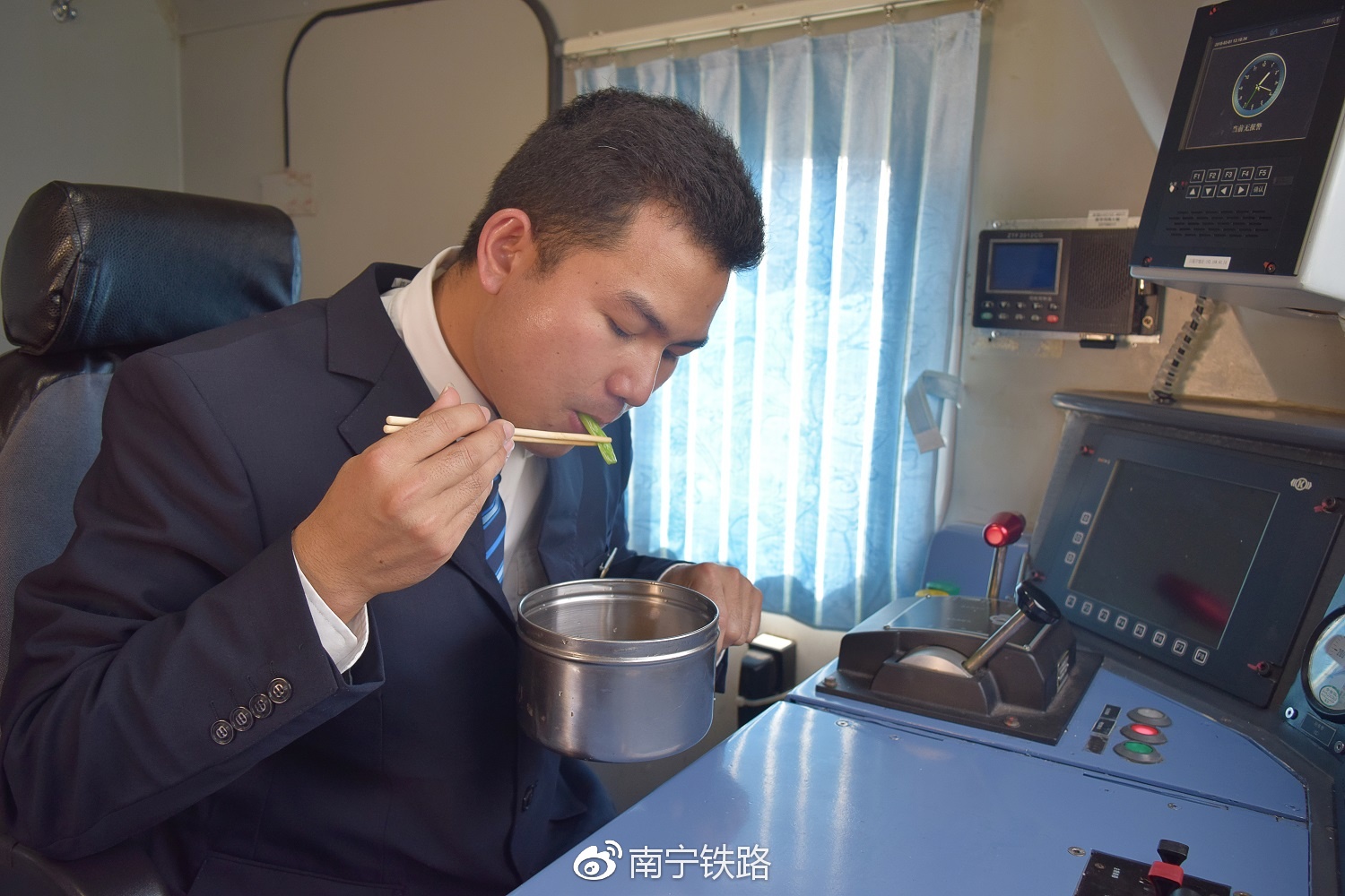 火车经常一跑就是一整天,火车司机怎么吃饭了