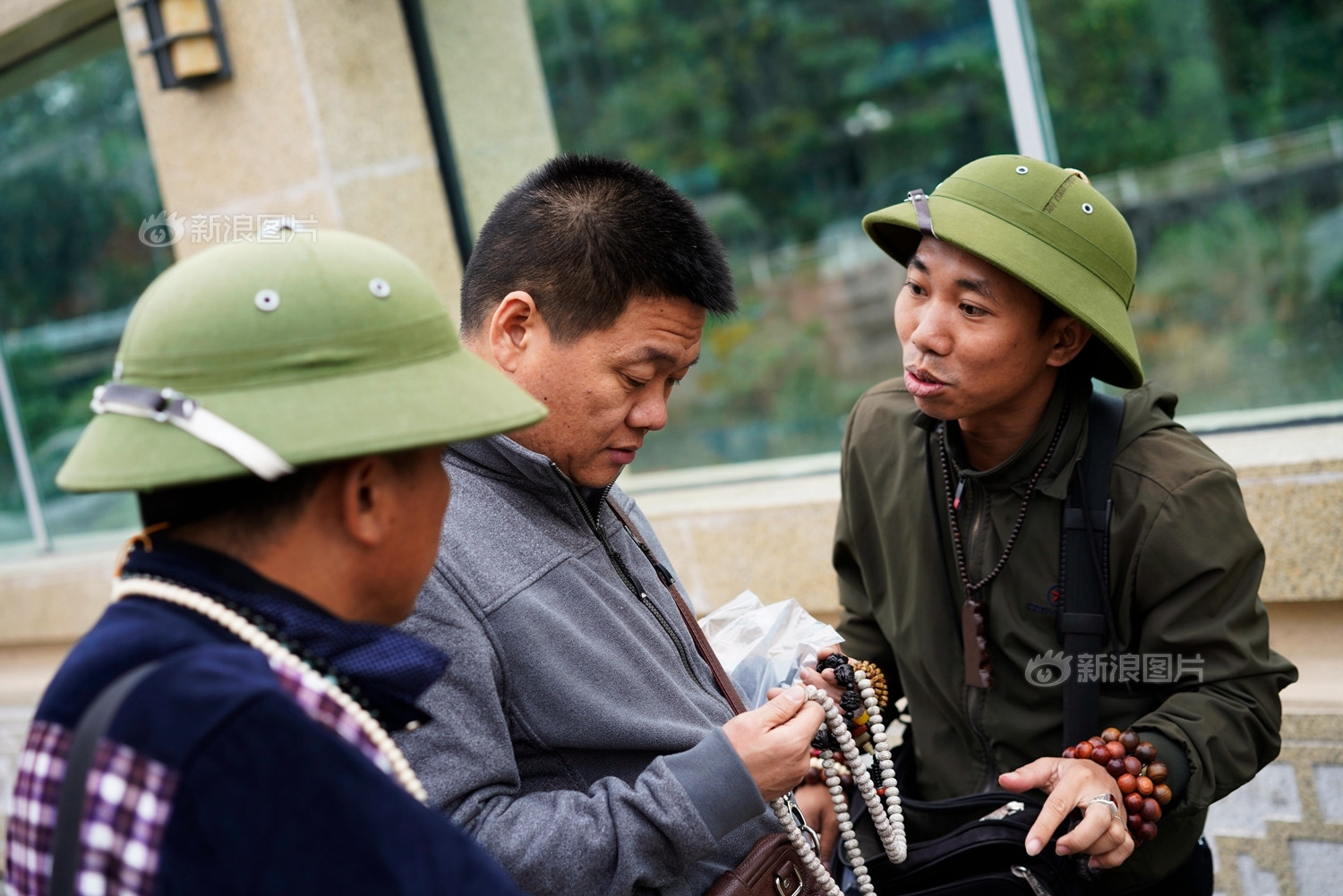 《看见》越南人朝九晚五往返中国上班 工资翻倍_新浪看点