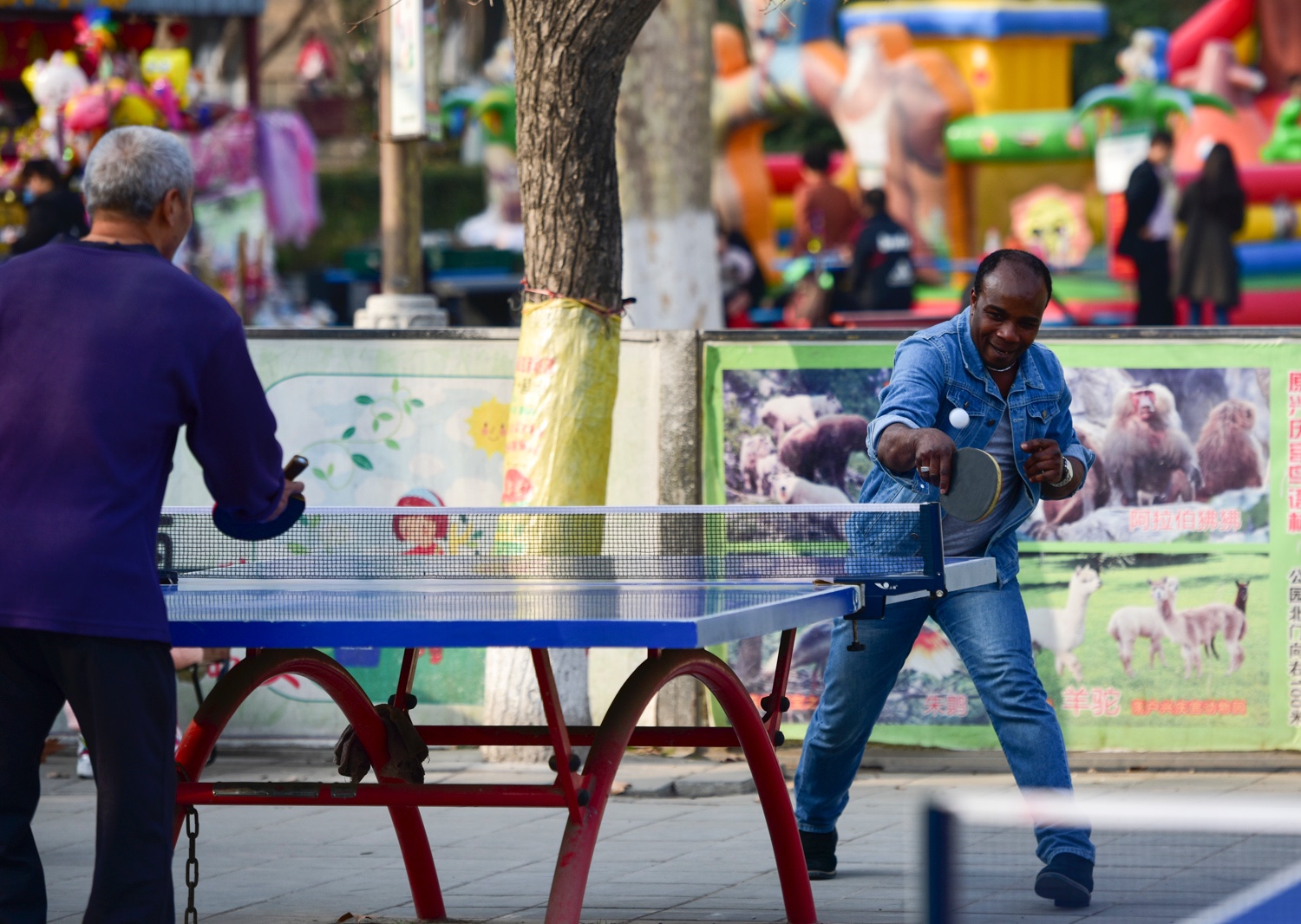 西安公园里黑人小伙和西安老人比乒乓球 谁能