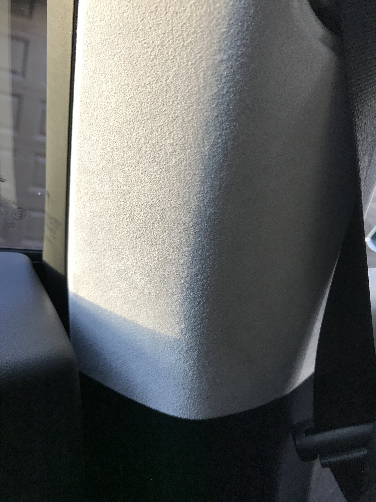 特斯拉 Model 3 车主吐槽内饰偷工减料：Alcantara 变织物