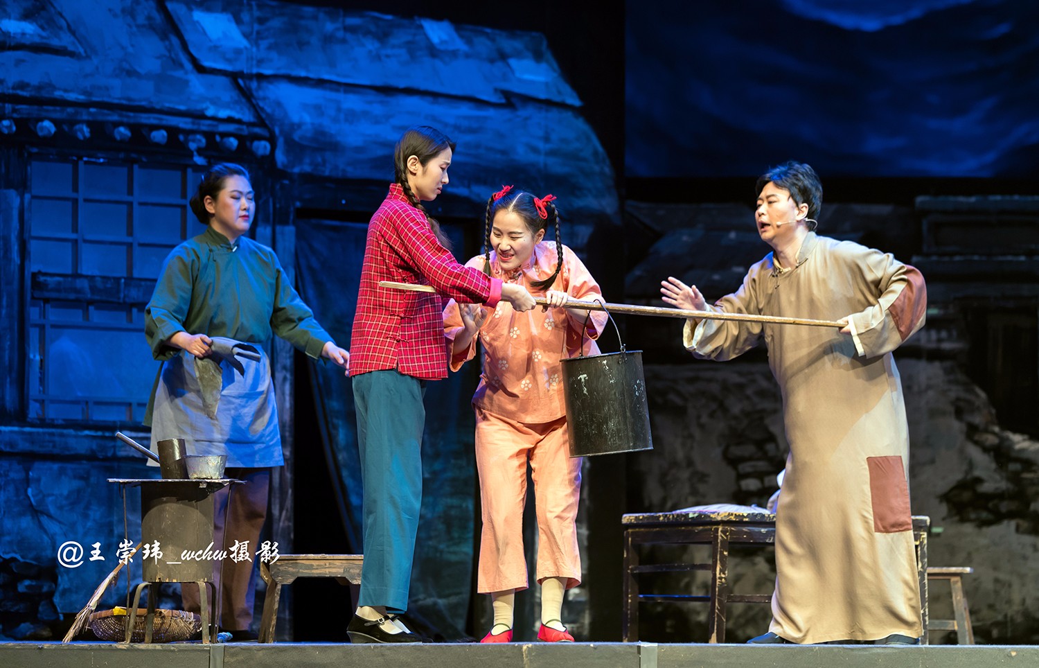 北京市曲剧团演出根据老舍同名作品改编的北京曲剧"龙须沟"