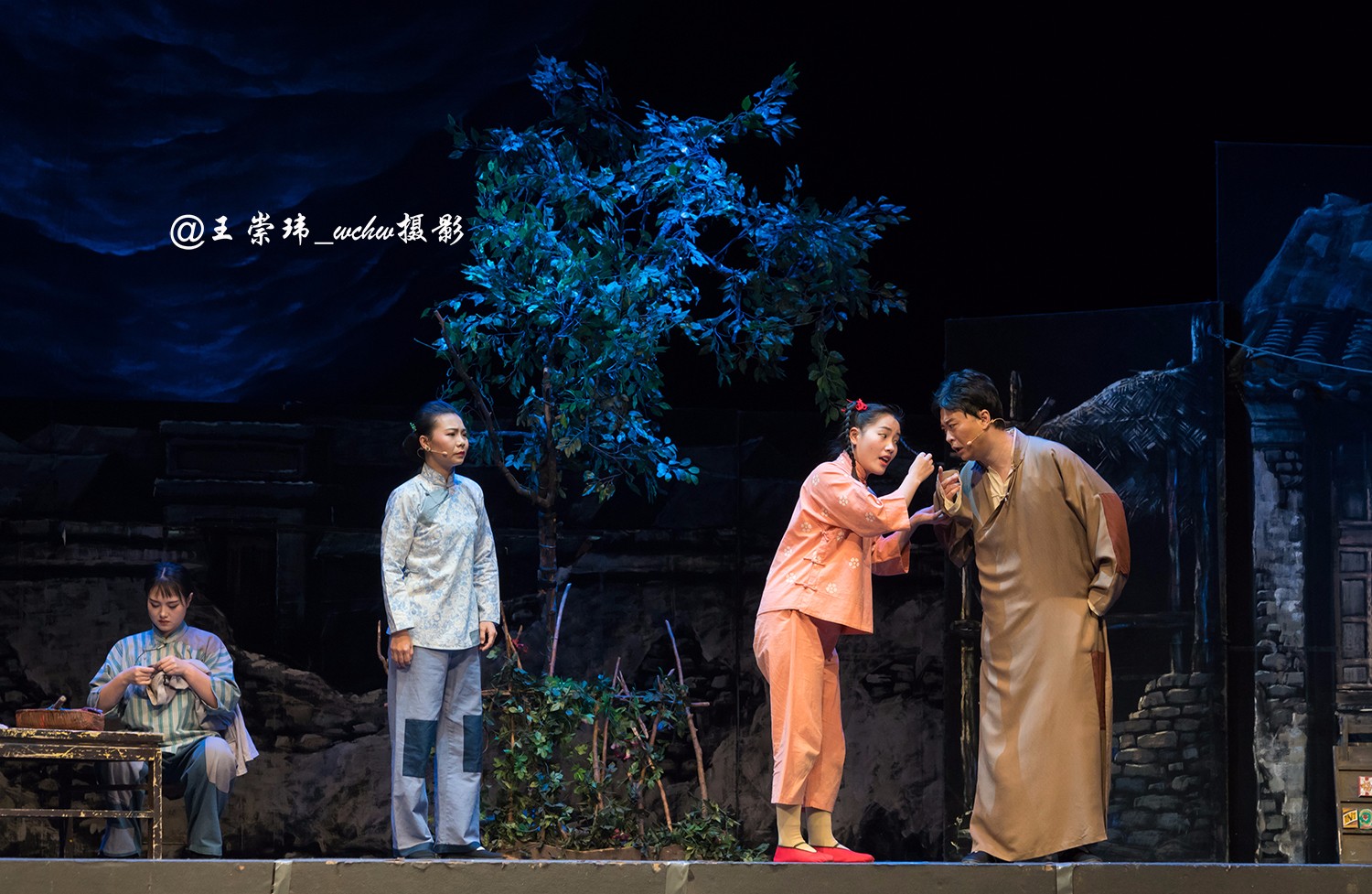 北京市曲剧团演出根据老舍同名作品改编的北京曲剧"龙须沟"