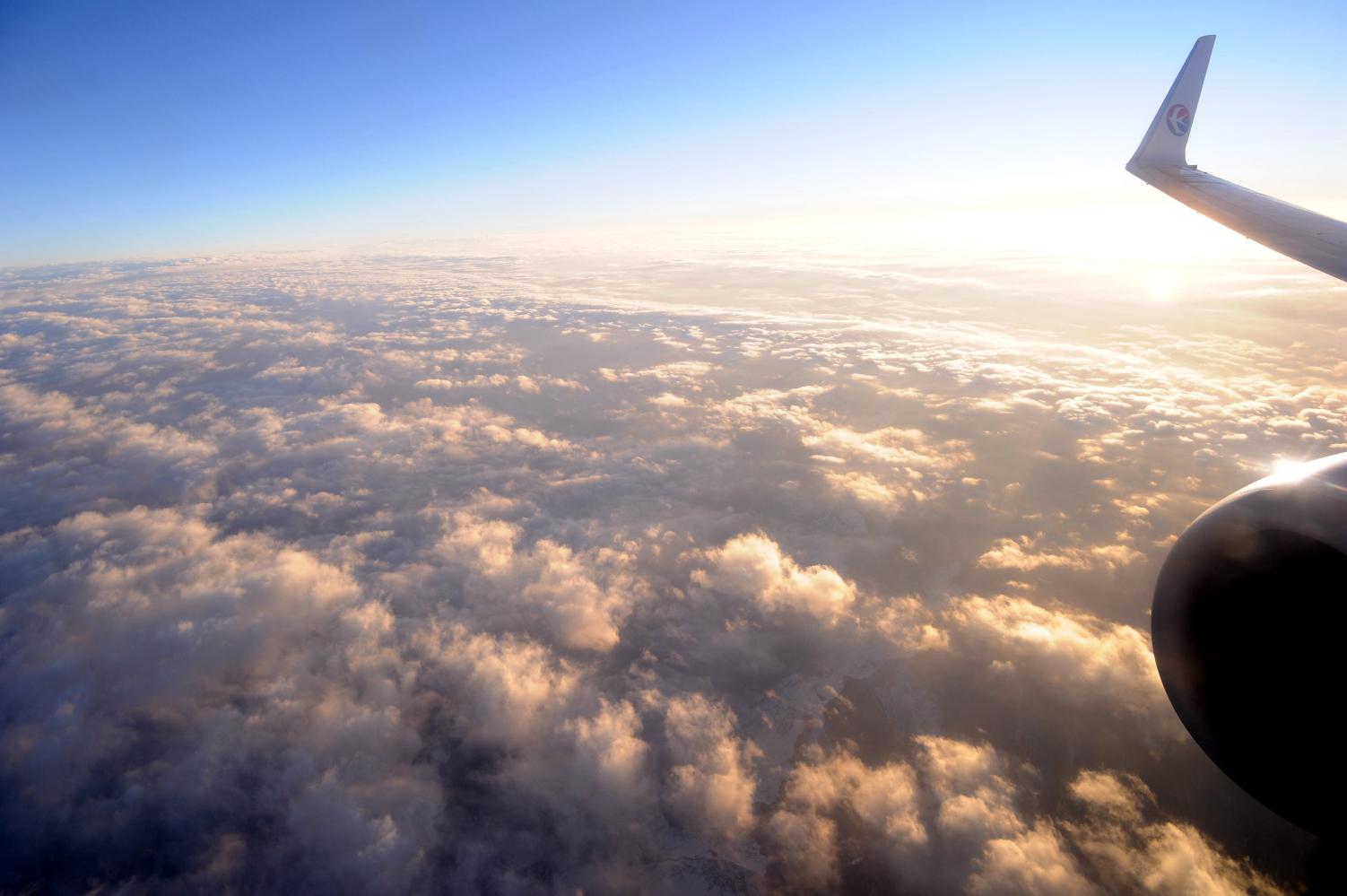 飞机上俯看成都上空云层, 才知道重度污染是多吓人