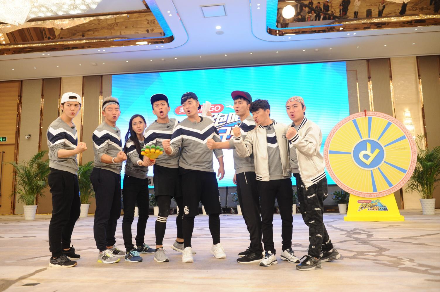 李晨晒合照跑男团再聚集, 迪丽热巴的腿成讨