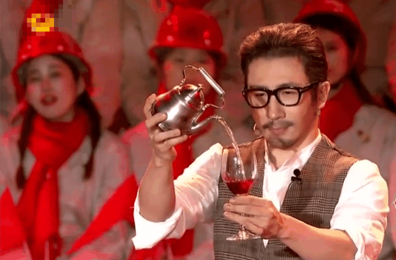 刘谦现身芒果台春晚, 表演魔术3分钟就被破解