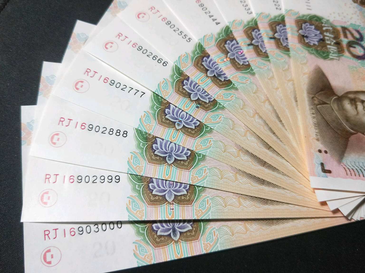2015版20元人民币图片,2019版20元人民币图片 这种20元纸币是我们目前正在使用的,这种20元纸币是属于第五套人民币.