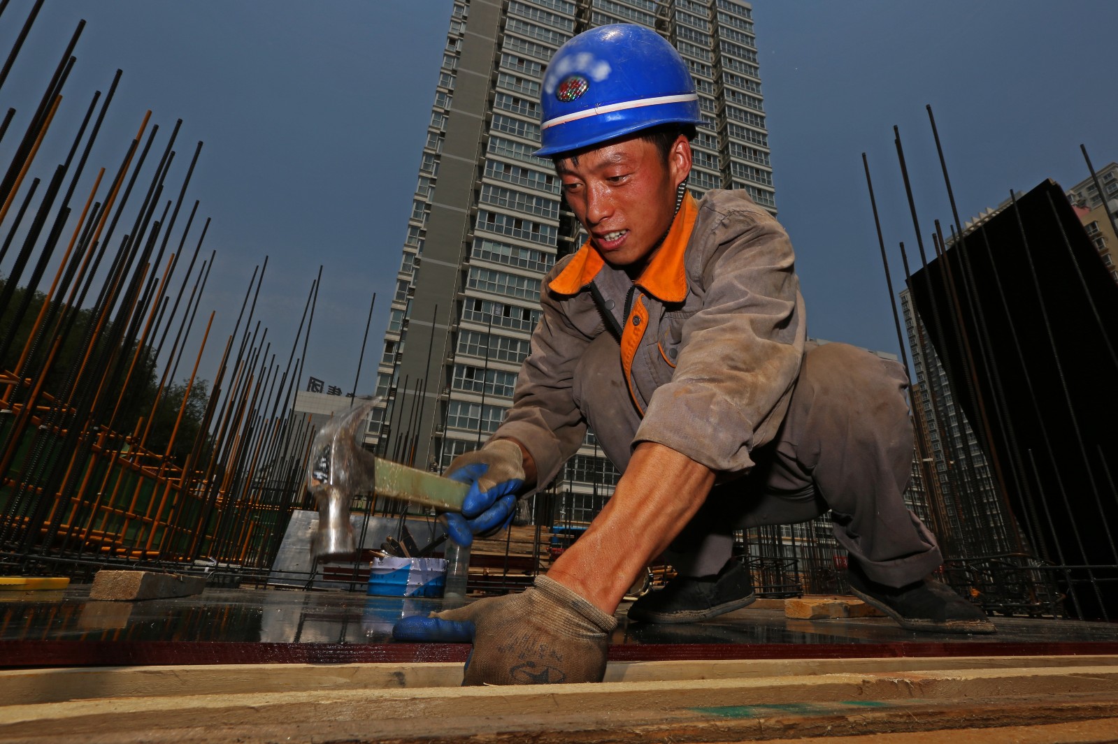 高温下的劳动者建筑工人一天喝16斤盐水