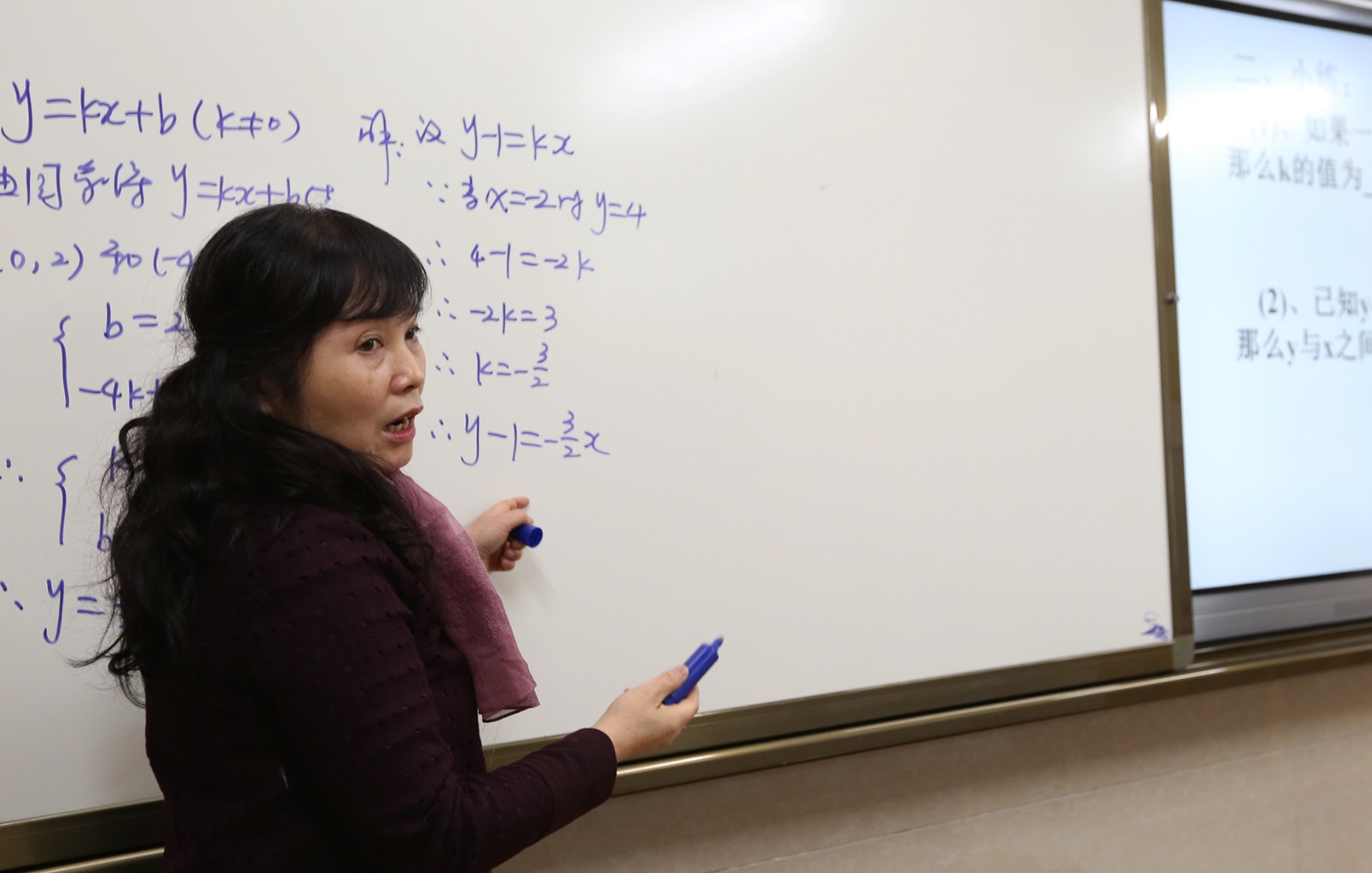 西安汇知中学初二年级的邓老师通过网络直播给学生讲数学.