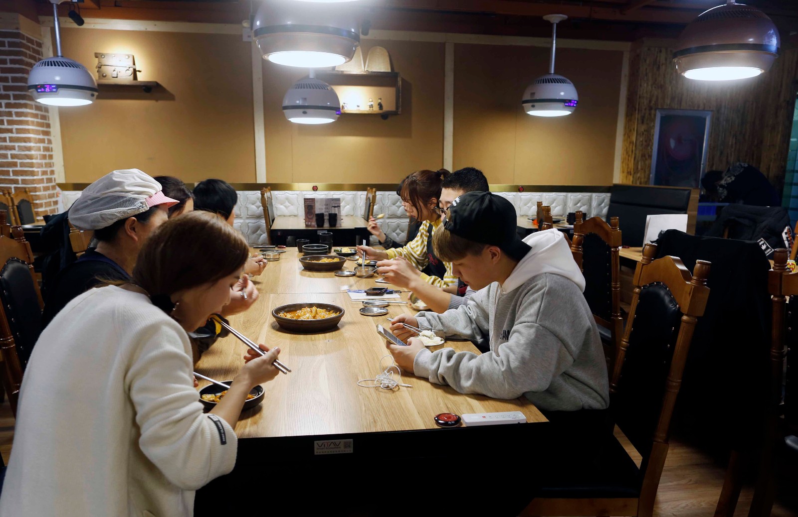 吃饭玩手机图片