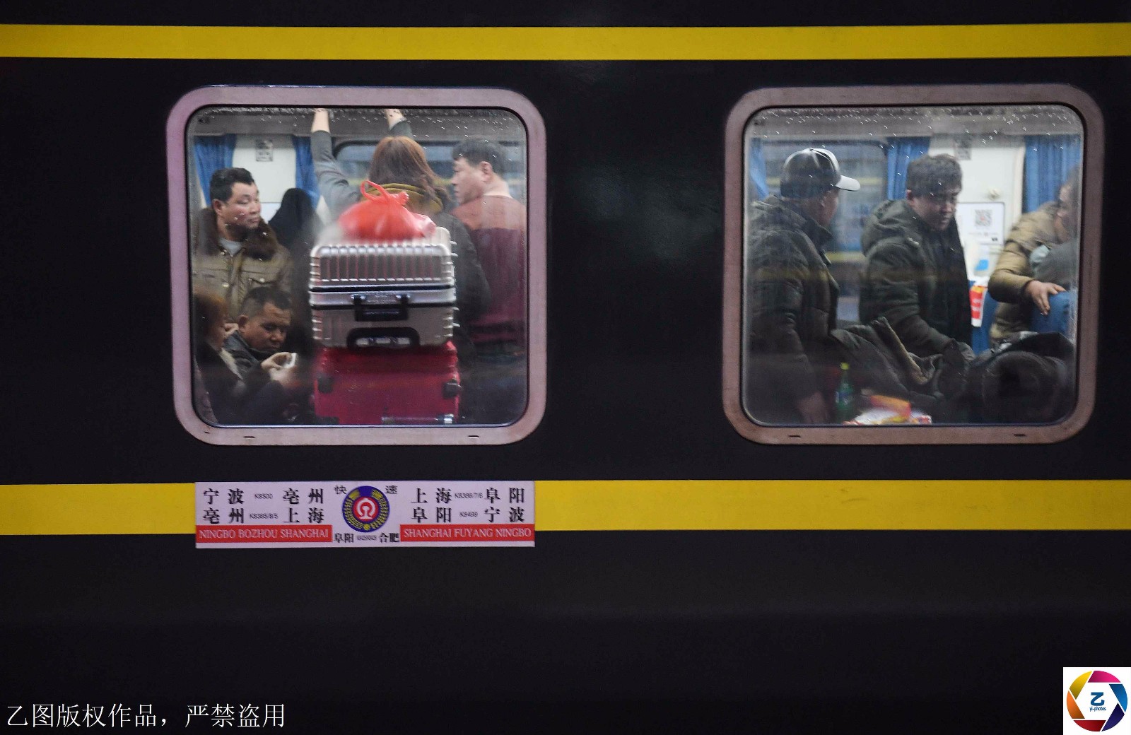 老列车员跟车40年,最后一趟车离开时落泪,称这