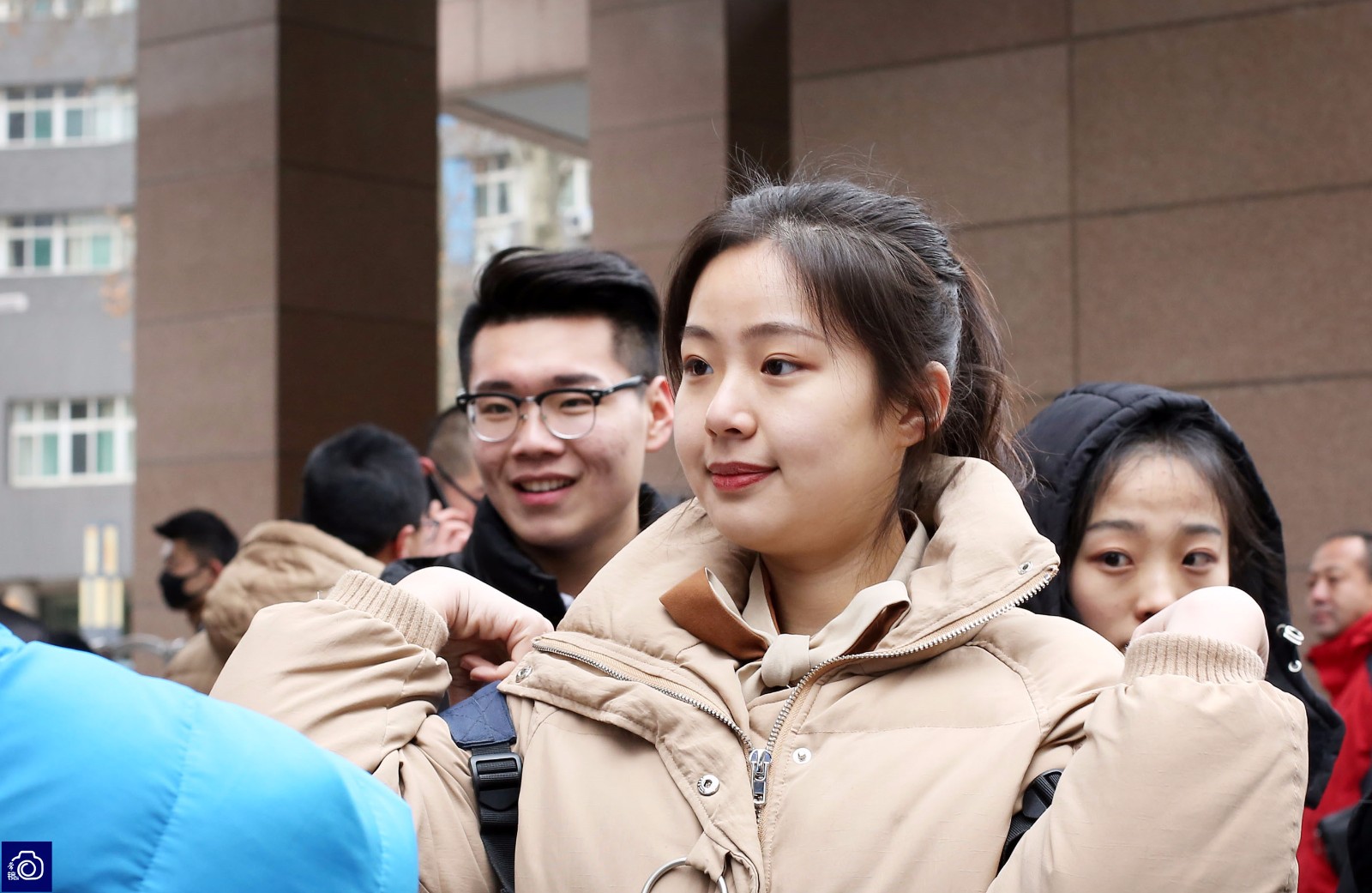 山东艺考遭遇降温天气,女生光腿冻得直打哆嗦