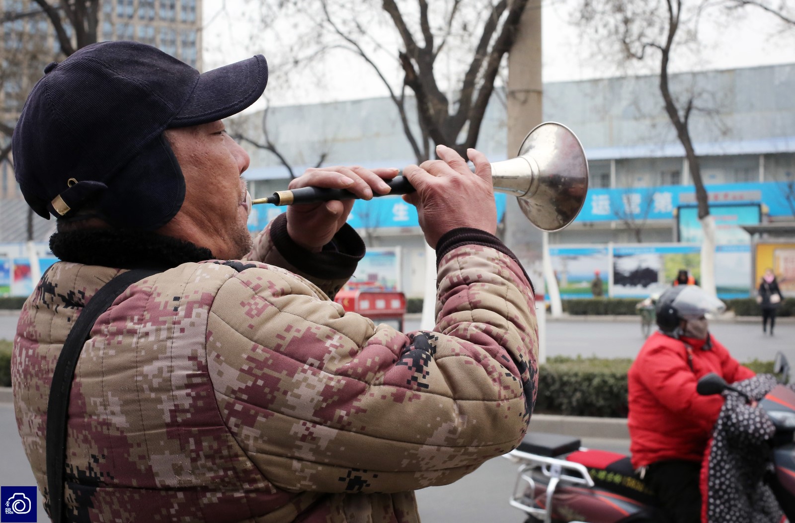 河南男子吹唢呐昔日出场费上千如今街头卖艺一天挣70元钱