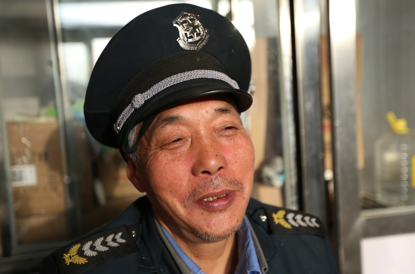 六旬老人车库当保安家有5套房 业余还学会了四种乐器_新浪看点