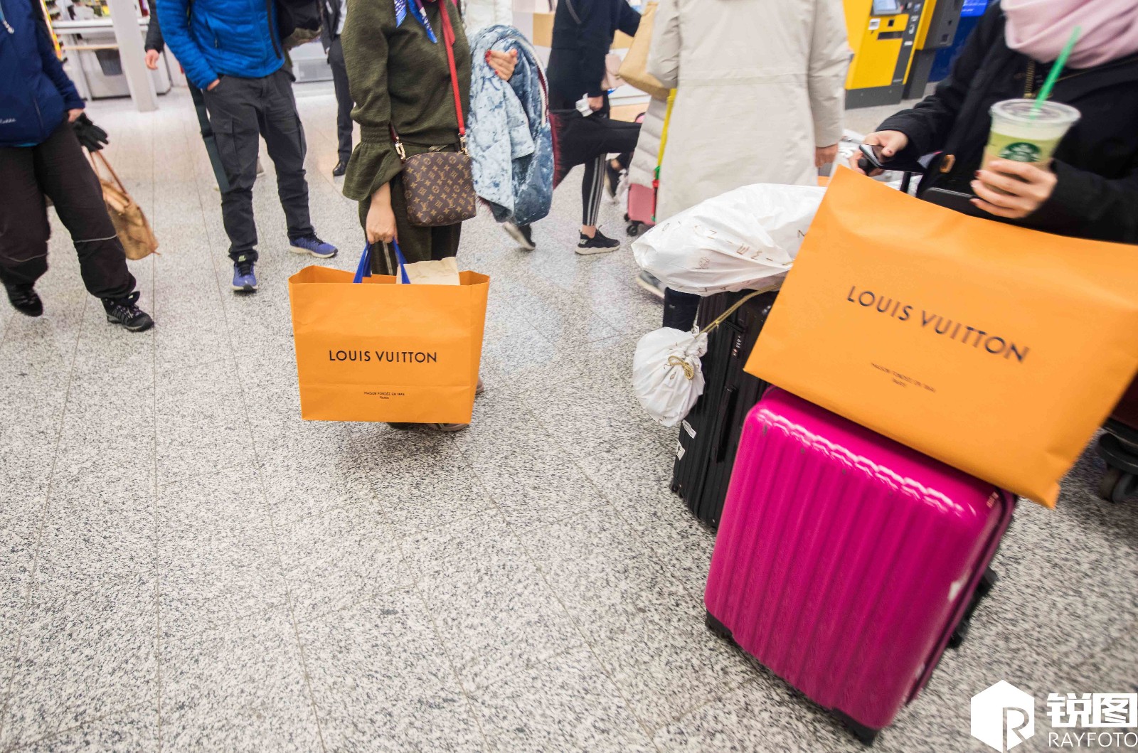 购买力太强了!芬兰机场退税得排队一小时以上