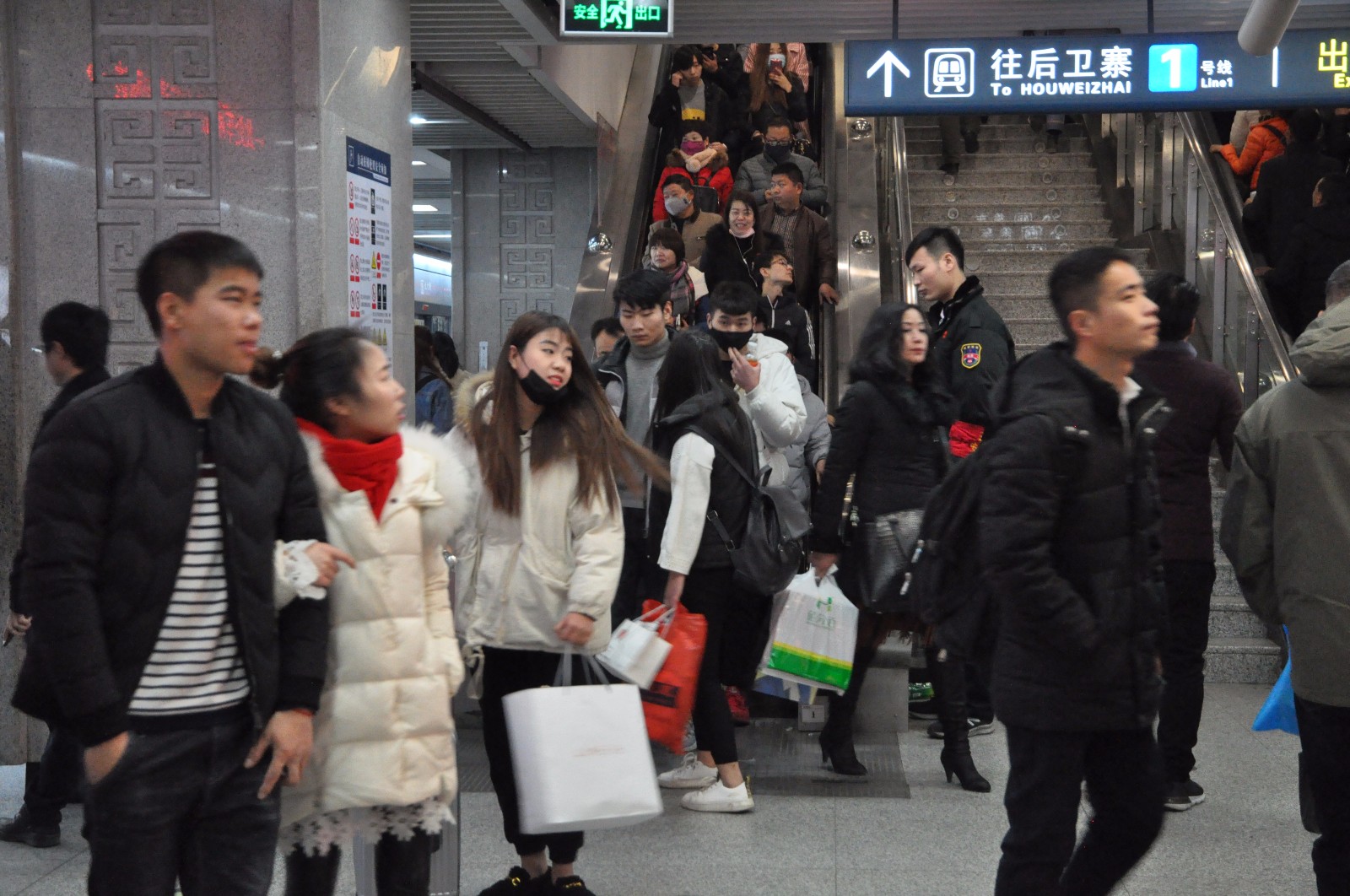 西安地铁迎节前客流高峰 旅客排队肩挨肩