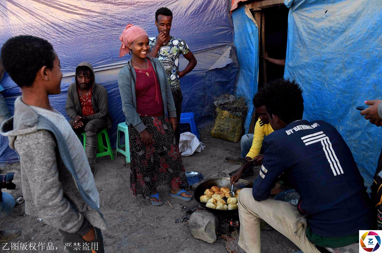 非洲中国工地上的黑人打工者,5个抵不上一个中