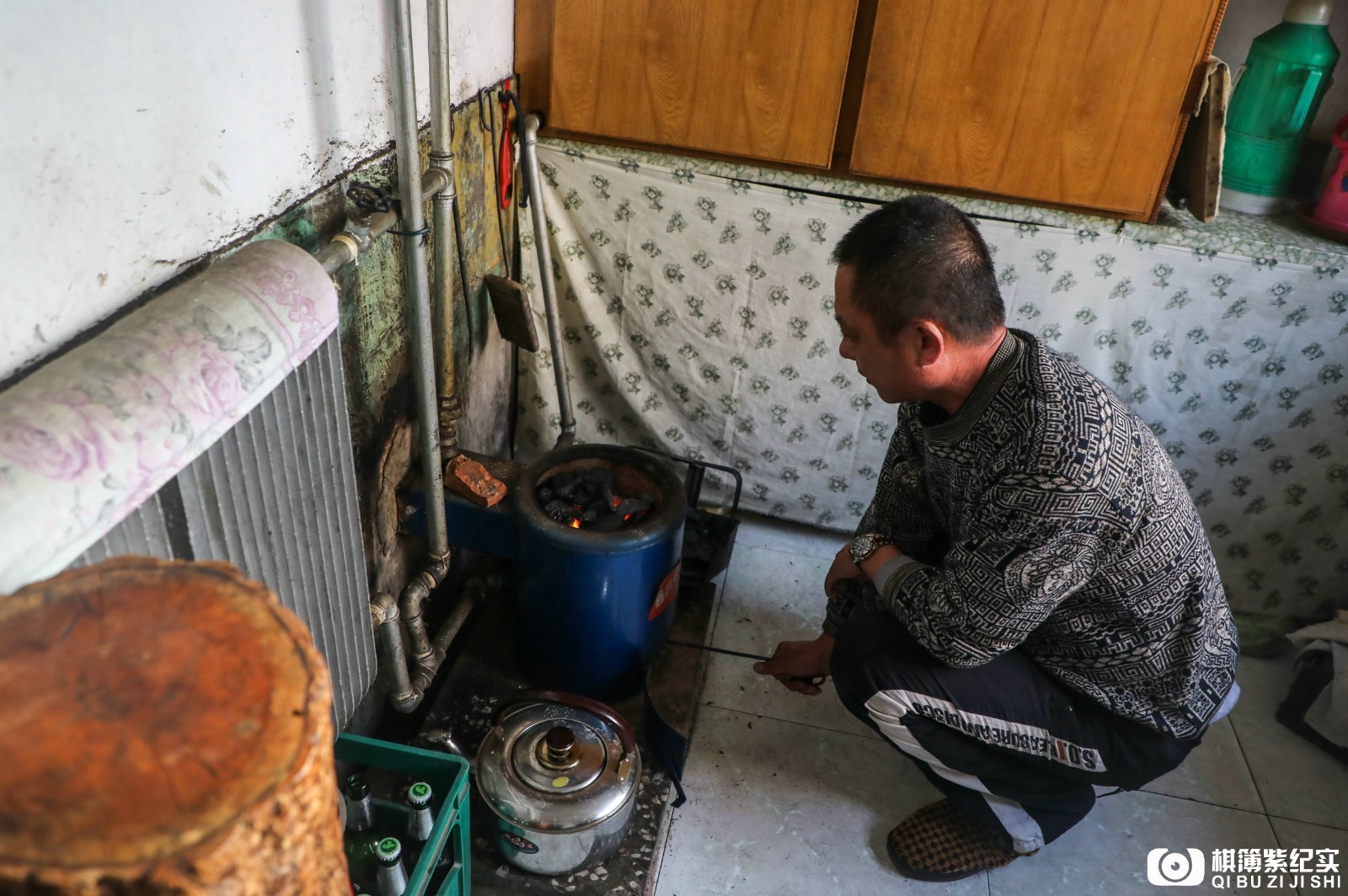 老小区取暖惊心一幕:土炉子挨煤气罐,衣服堵火道