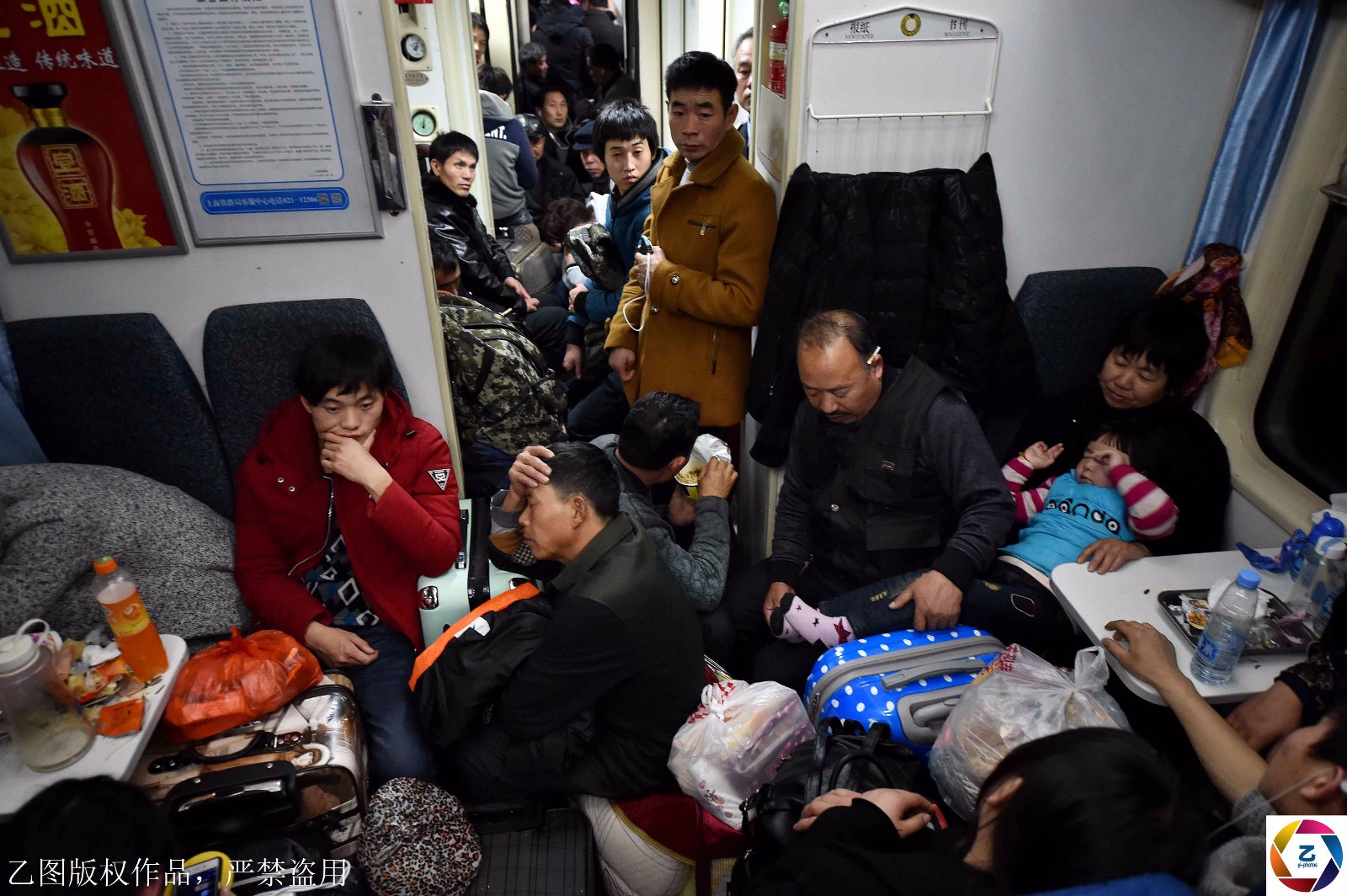 春运列车车厢挤爆了,过一节车厢花10分钟,列车