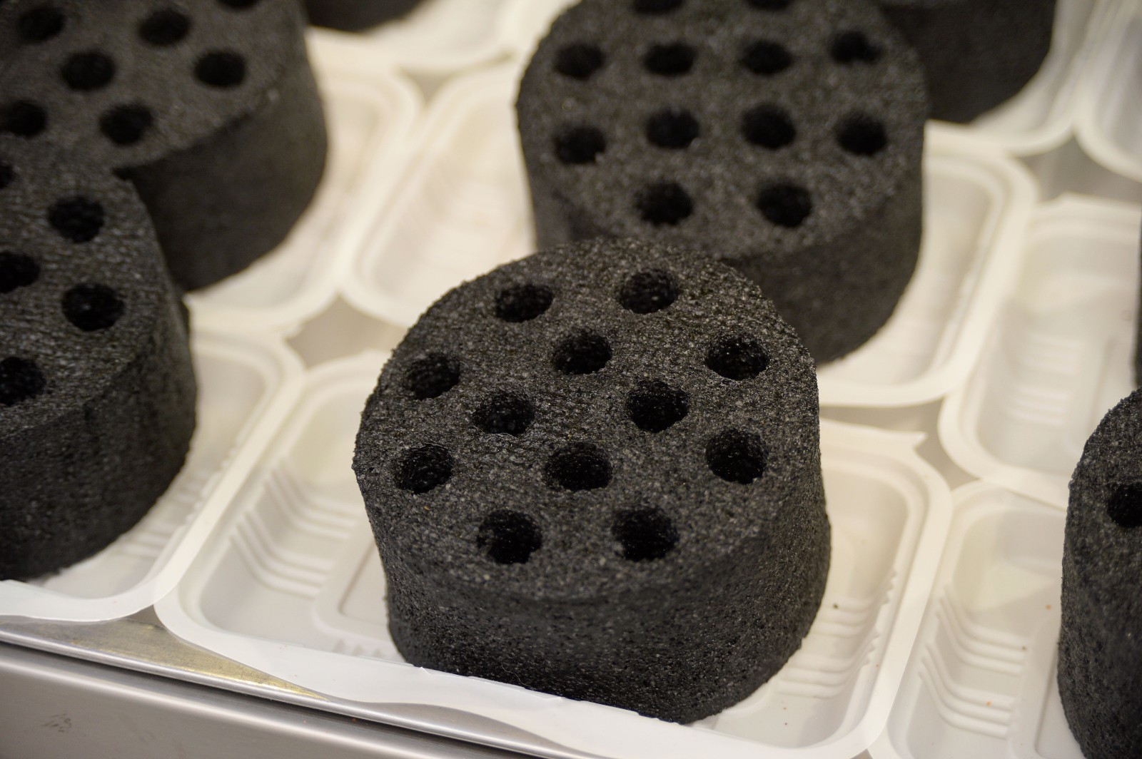 北京王府井小吃街的网红蜂窝煤蛋糕,30元一块,但是买的人不多