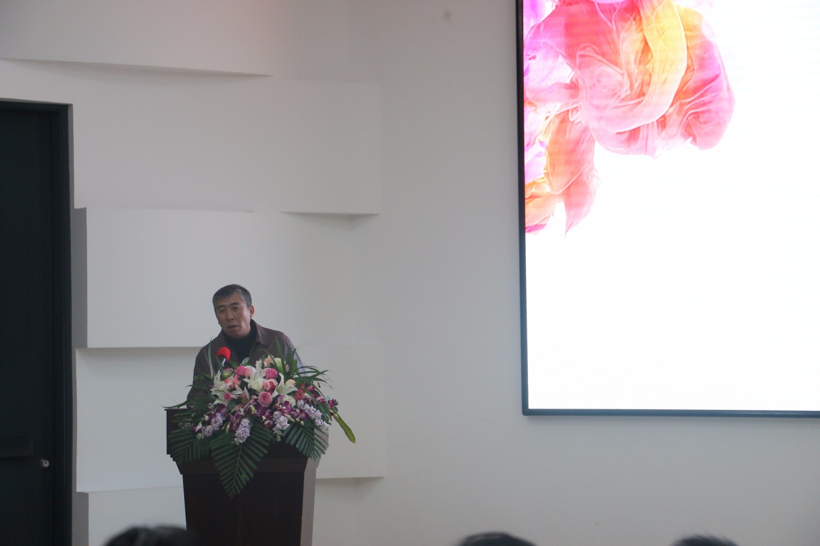 青岛市流行色协会专家委员会主任委员刘青林教授向与会嘉宾通报了2018