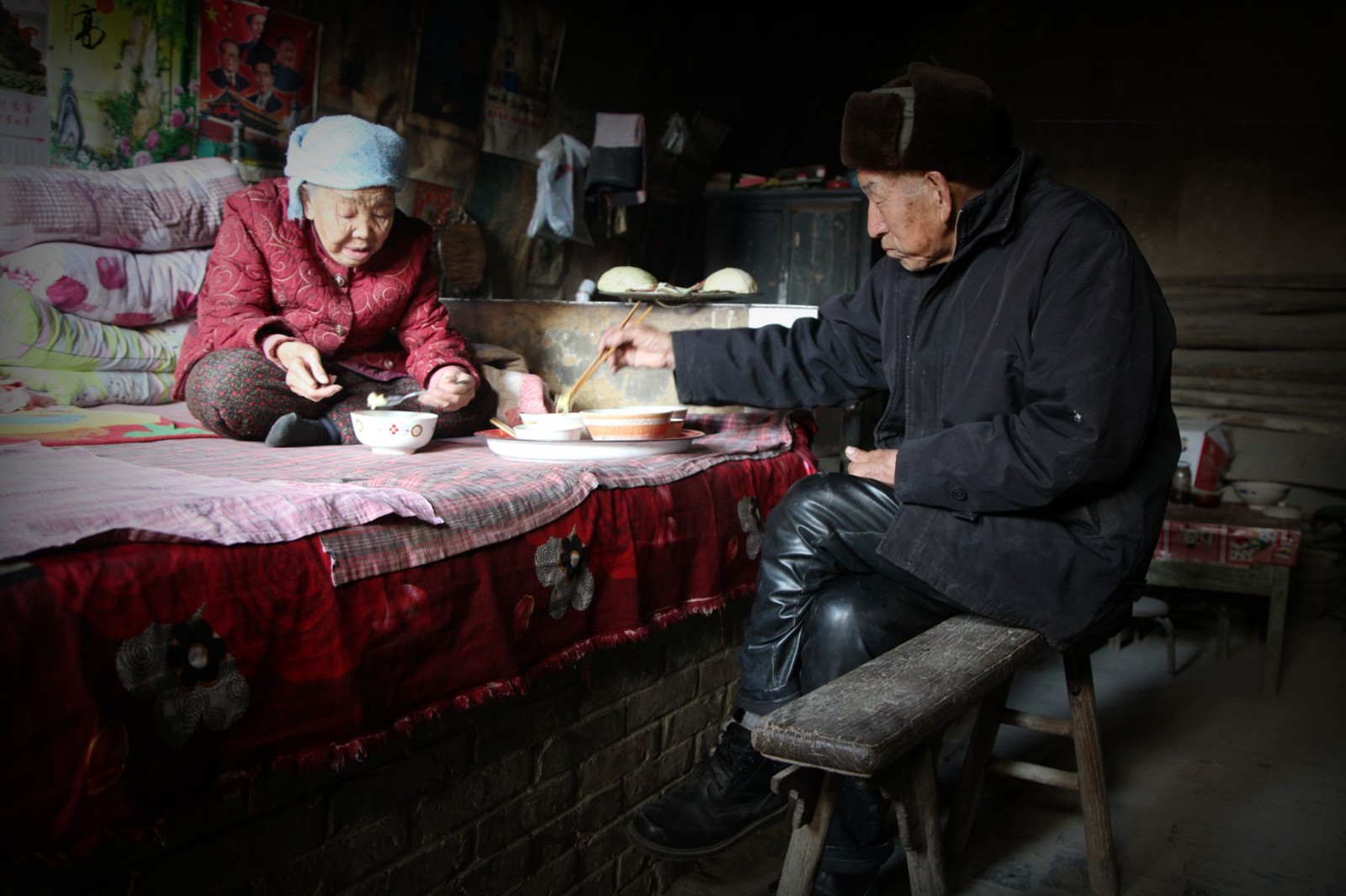 8张冬季北方农村土窑洞里热炕头,暖暖的让人好想家_新浪看点