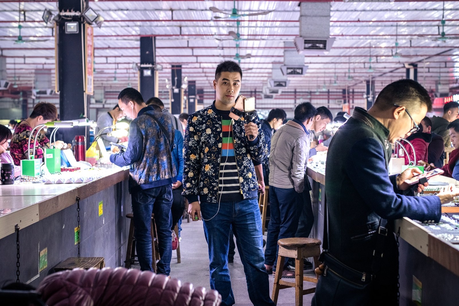 全国最大翡翠市场靠淘宝直播卖货,高颜值美女