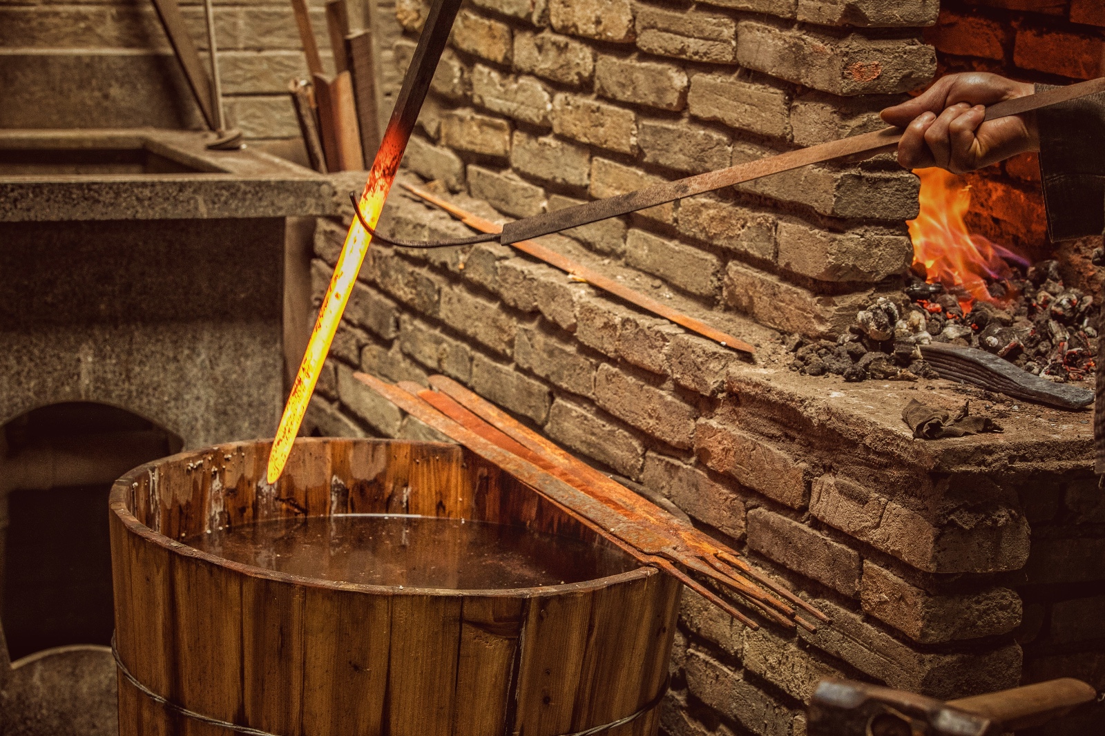 他是龙泉宝剑锻制技艺传承人 金庸大师都收藏