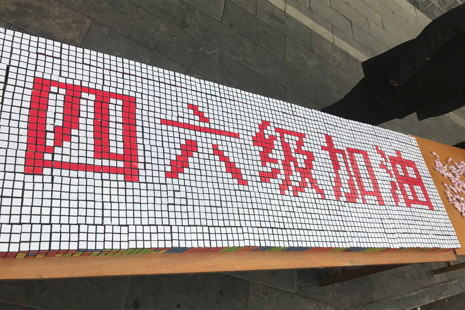 为给四六级加油,学弟用400个魔方拼字送祝福