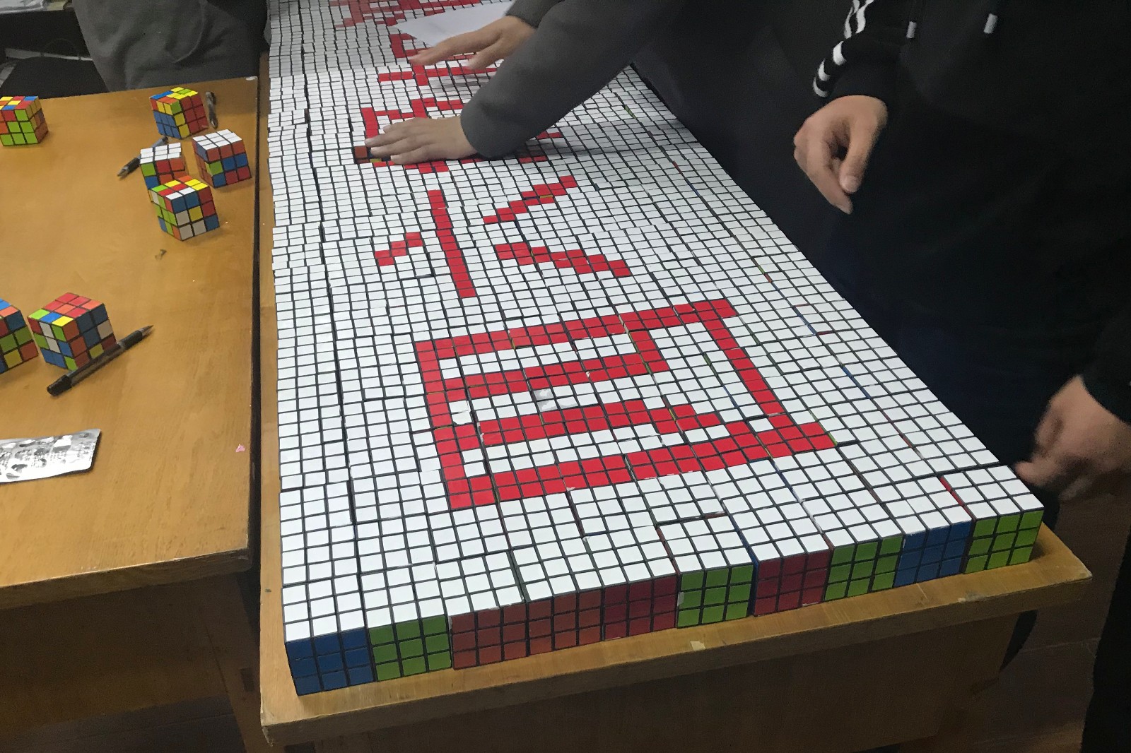 为给四六级加油,学弟用400个魔方拼字送祝福