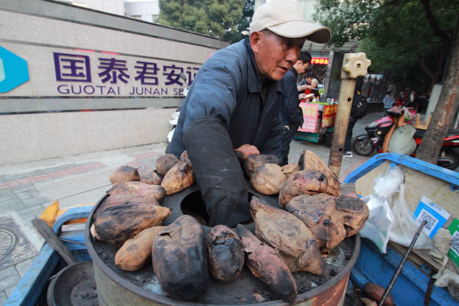 64岁丧偶老人街头卖烤红薯 不只为了财务自由