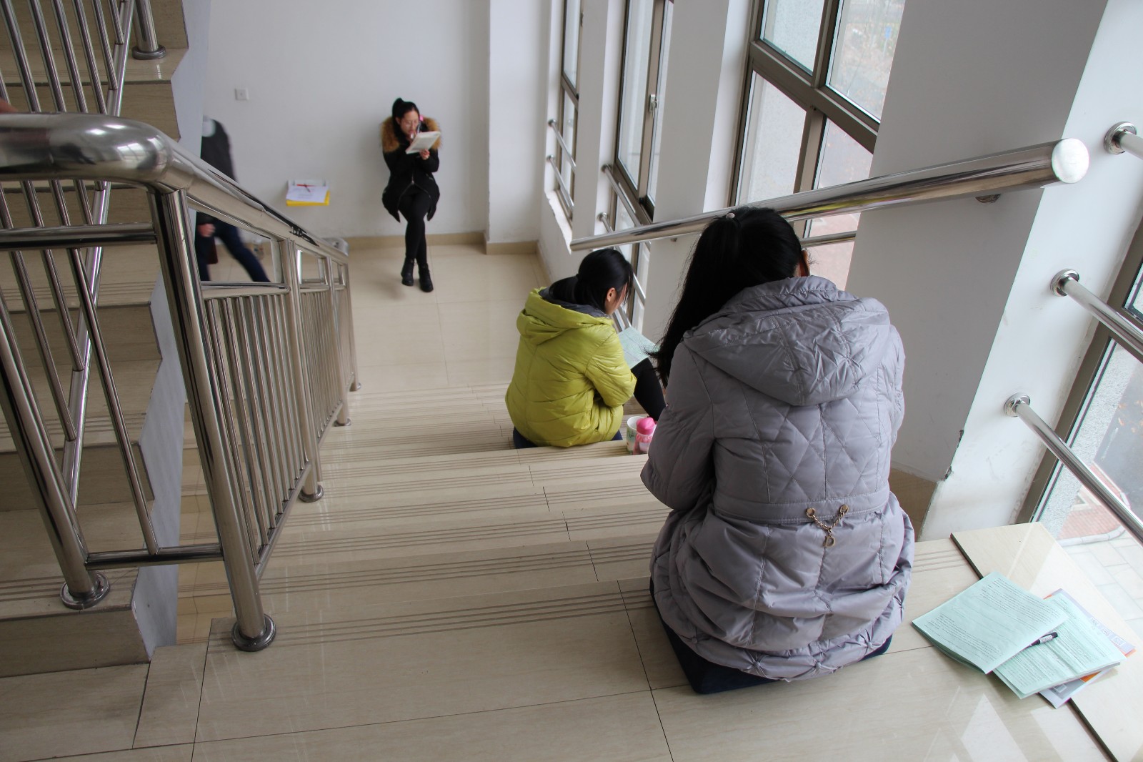 考研生扎推楼梯间背书,学校为他们推暖心小板