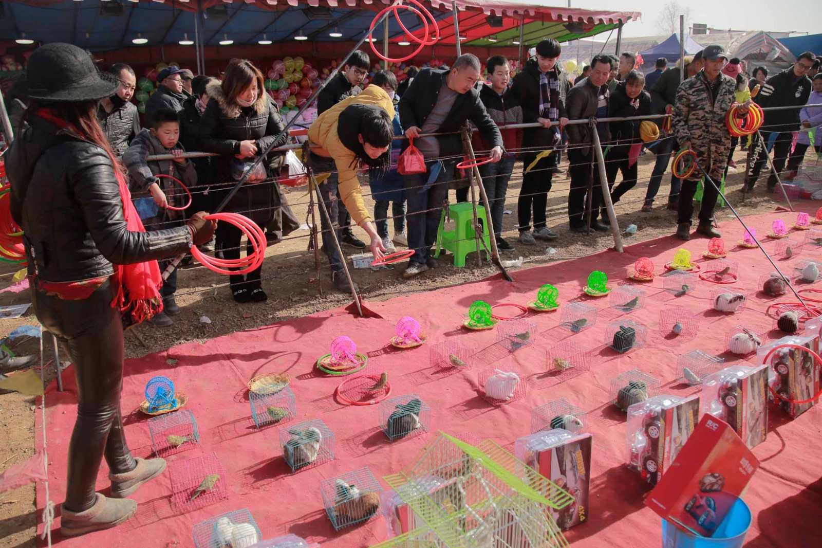 80后怀旧经典,农村集市上的“套圈”游戏你玩过吗?