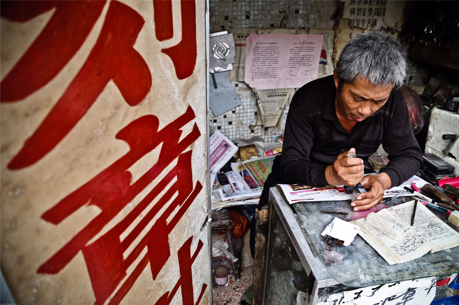7旬老人方寸石头篆刻千余字 40年刻章苦无人传