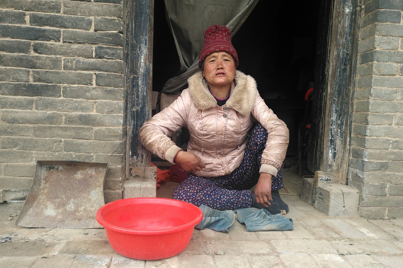 50岁农村大妈双腿骨折独自生活,背后有故事