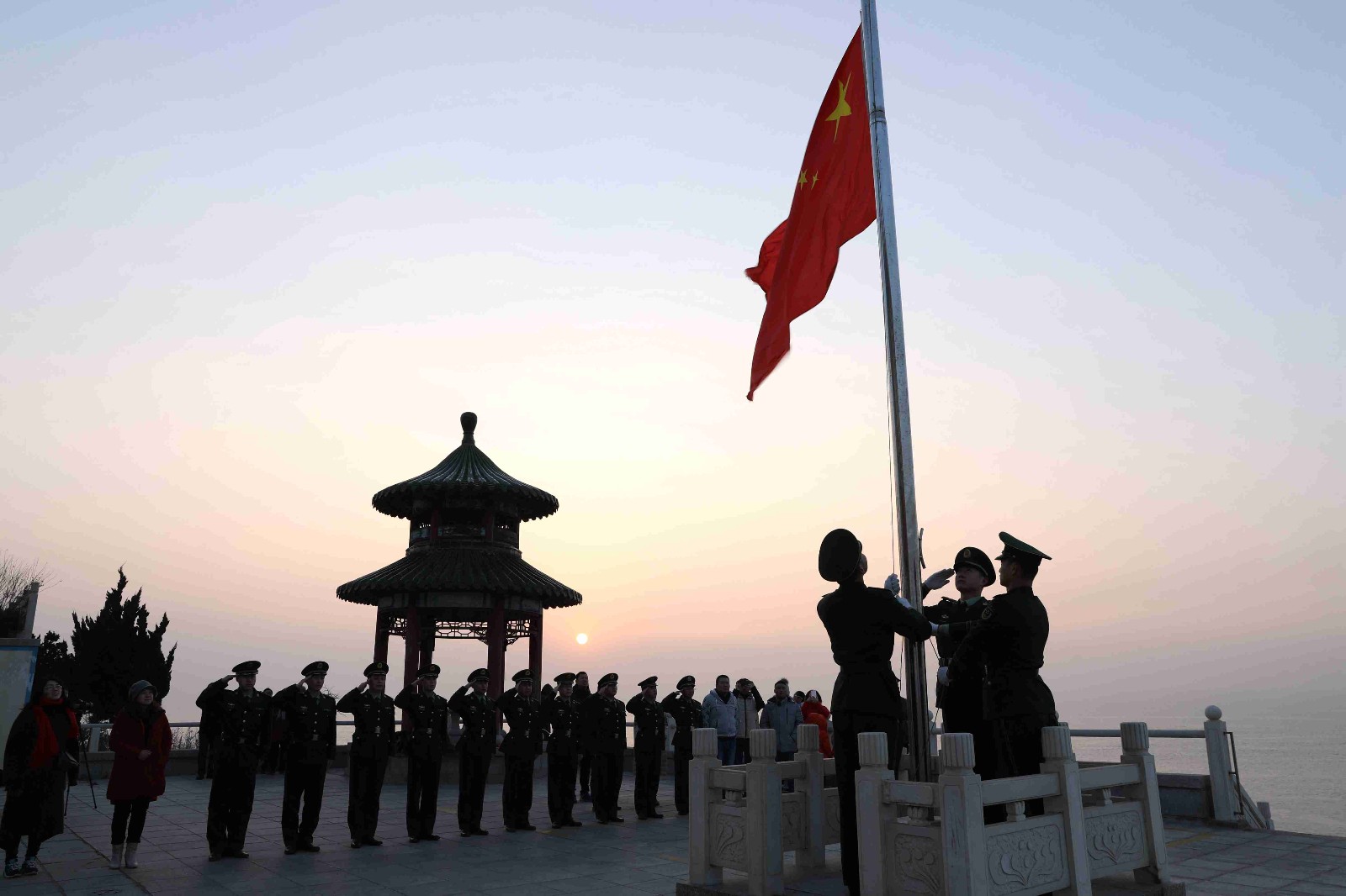 在中国最早看到海上日出的地方赏日出升国旗迎接新年第一缕阳光