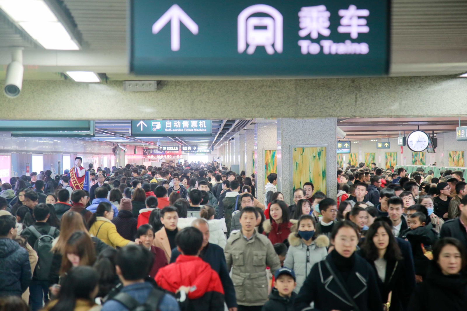 昨日西安地铁内人山人海,游客出行现拥堵