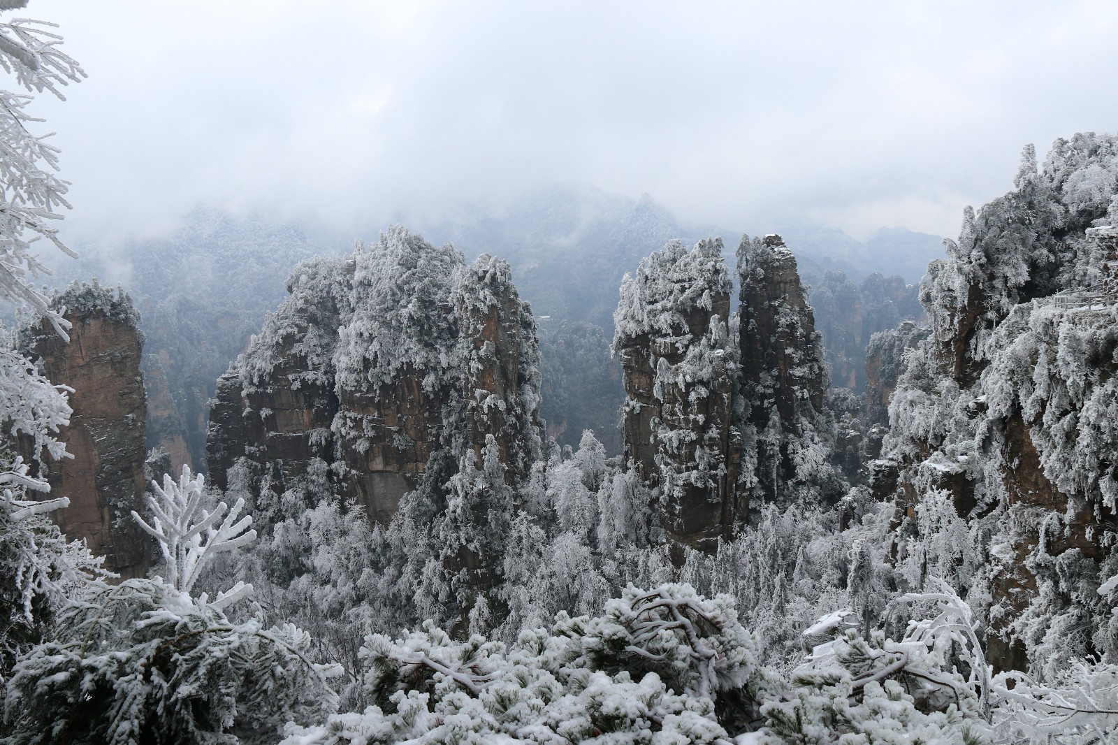 张家界2018第一场雪黄石寨雪景美的怀疑人生