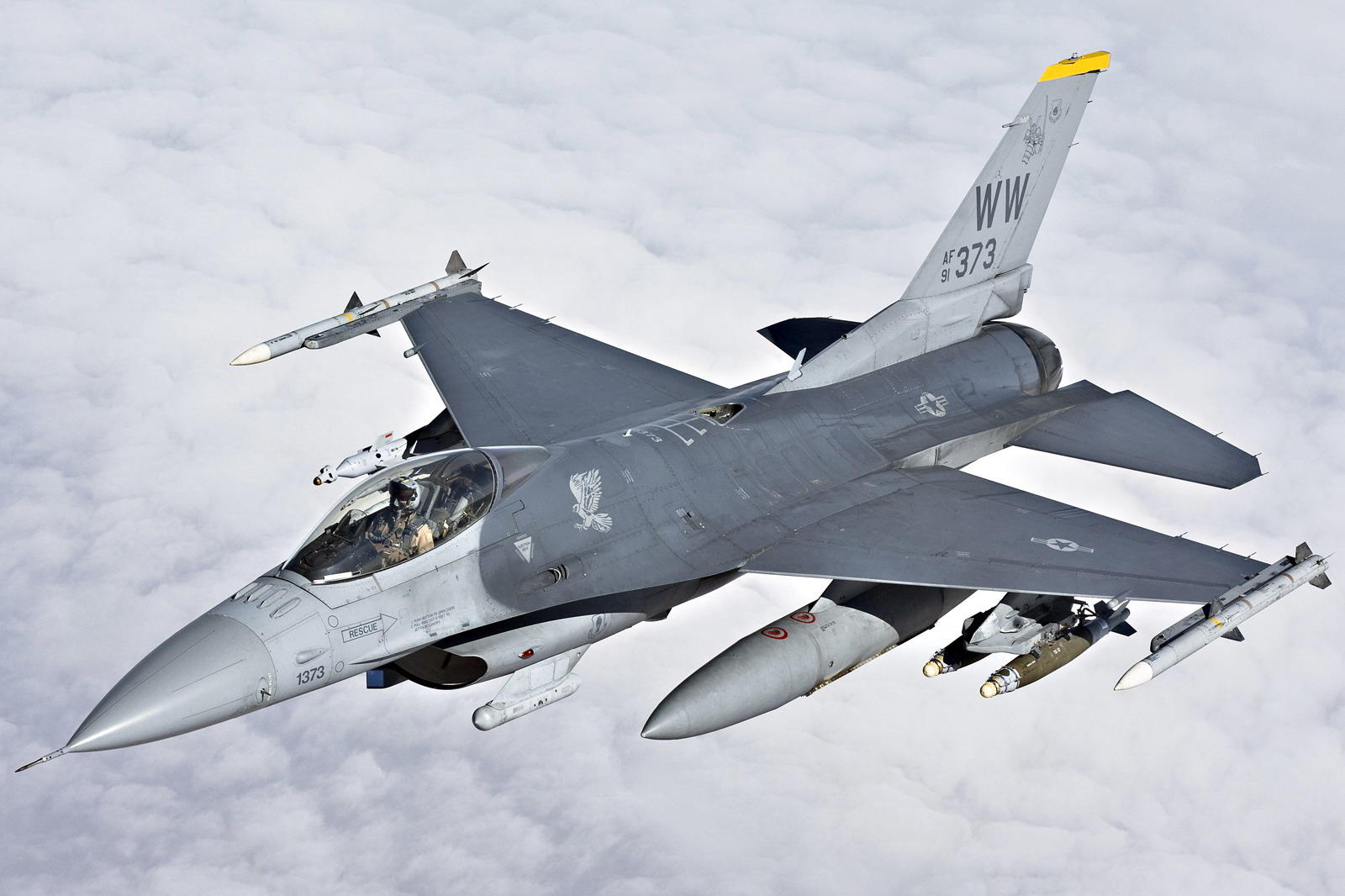 歼20正式服役 驻日美空军指挥官称F16寿命12