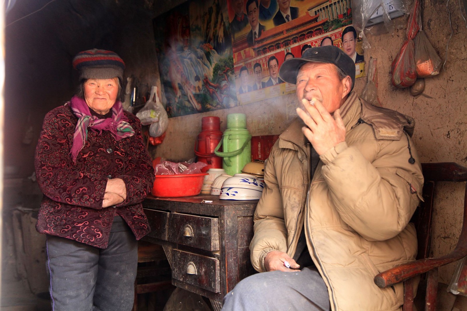 河南陕县农村即将消失的地坑院里传统农耕生活