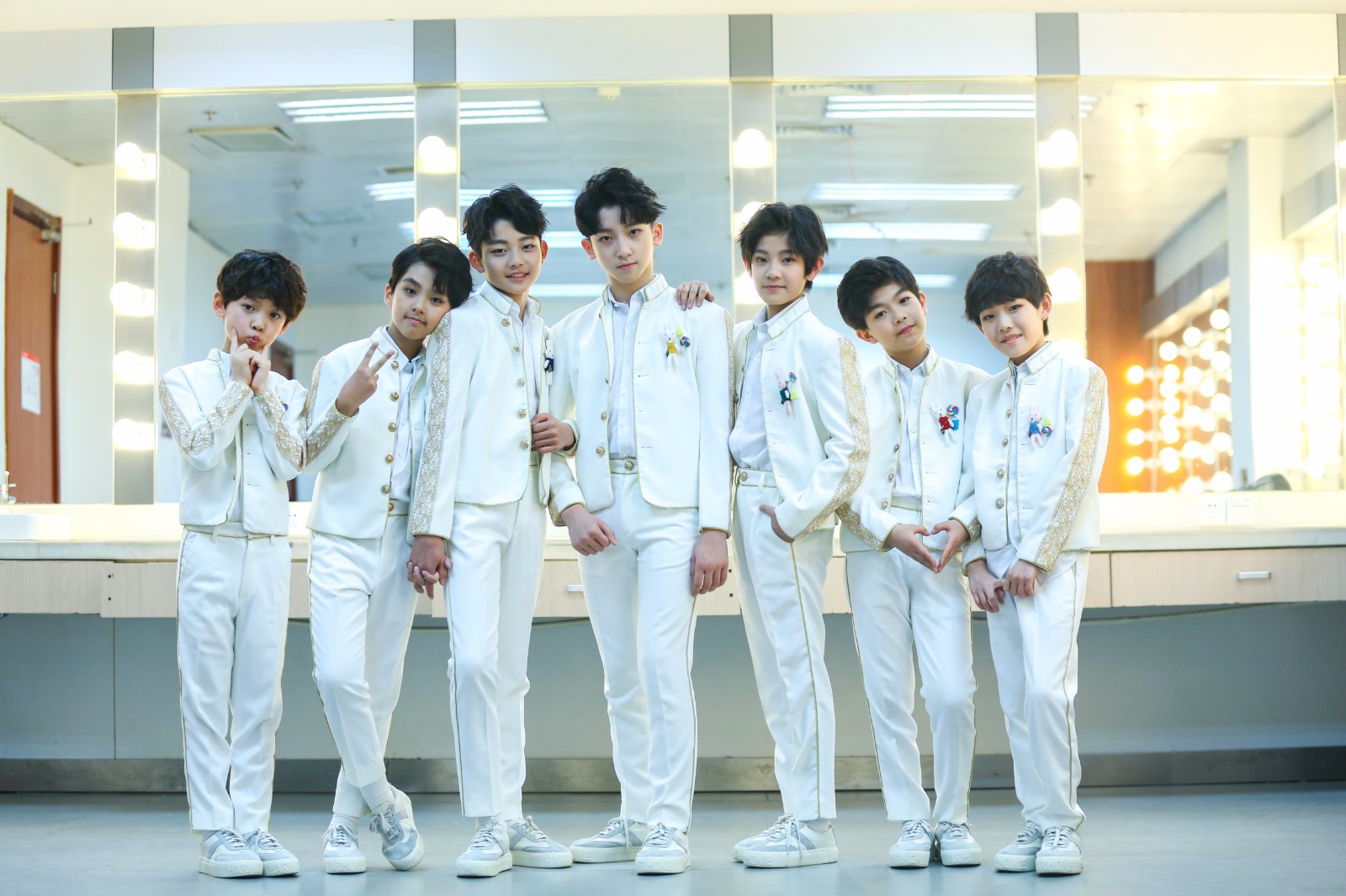 录春晚庆生日 YHBOYS忙碌中度过一周年