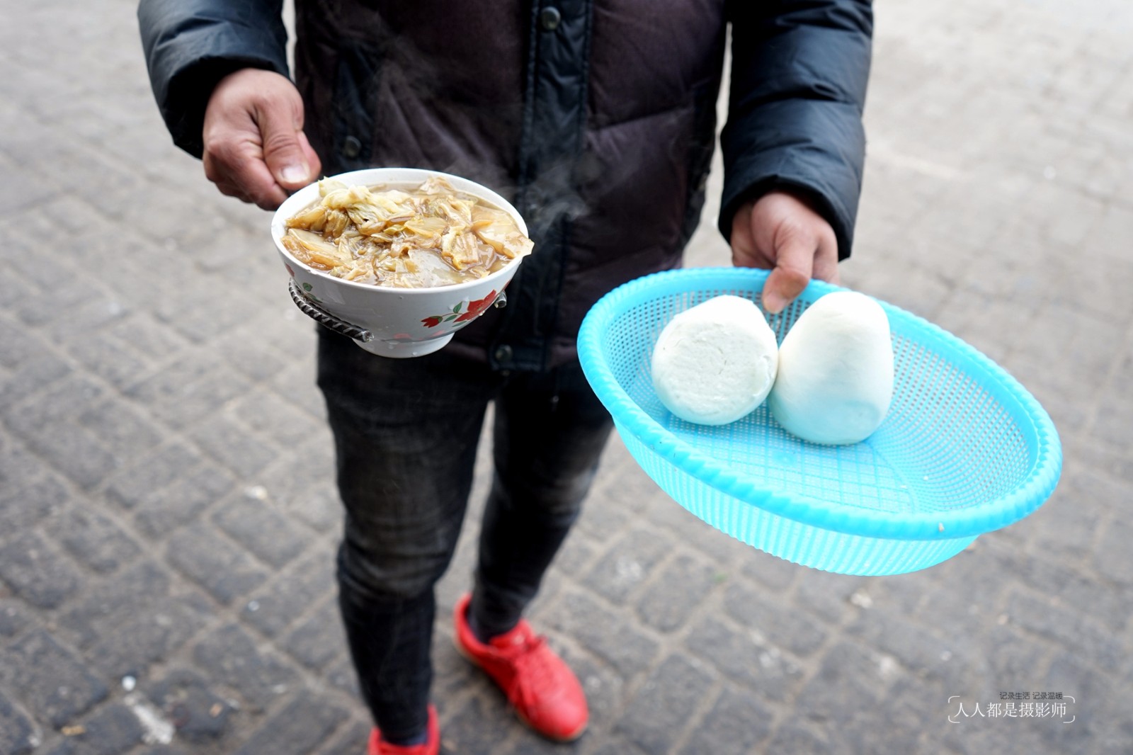 男子发明实用神器,服务员给客人端饭菜不用手摸碗