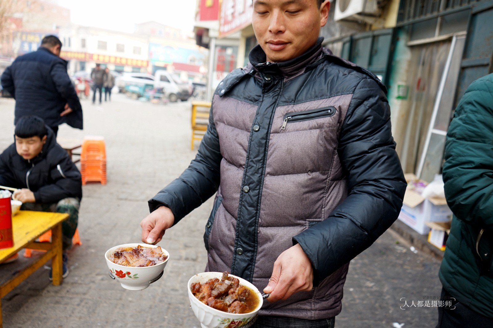 男子发明实用神器,服务员给客人端饭菜不用手摸碗