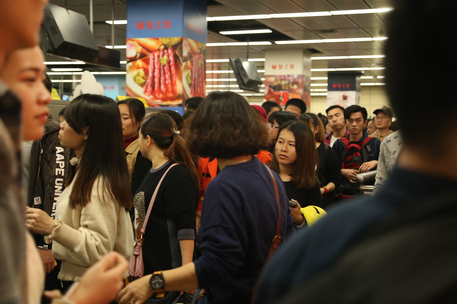 春运还没真正开始广州地铁站客流高峰期已经是