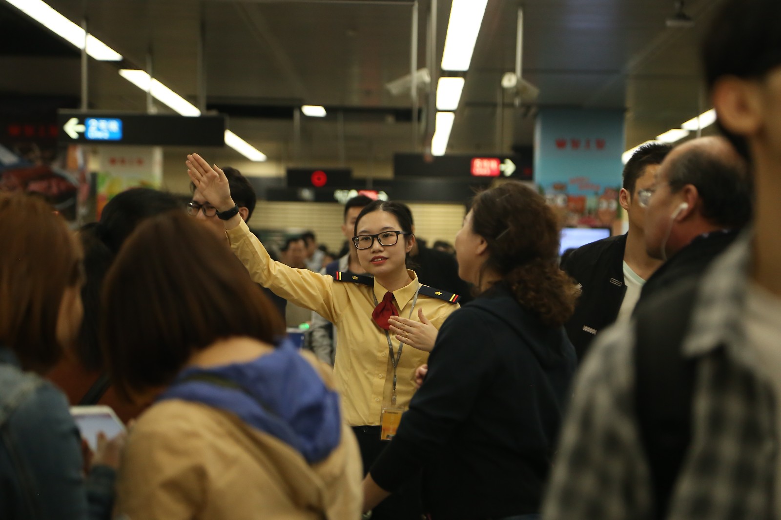 春运还没真正开始广州地铁站客流高峰期已经是人挤人_新浪看点