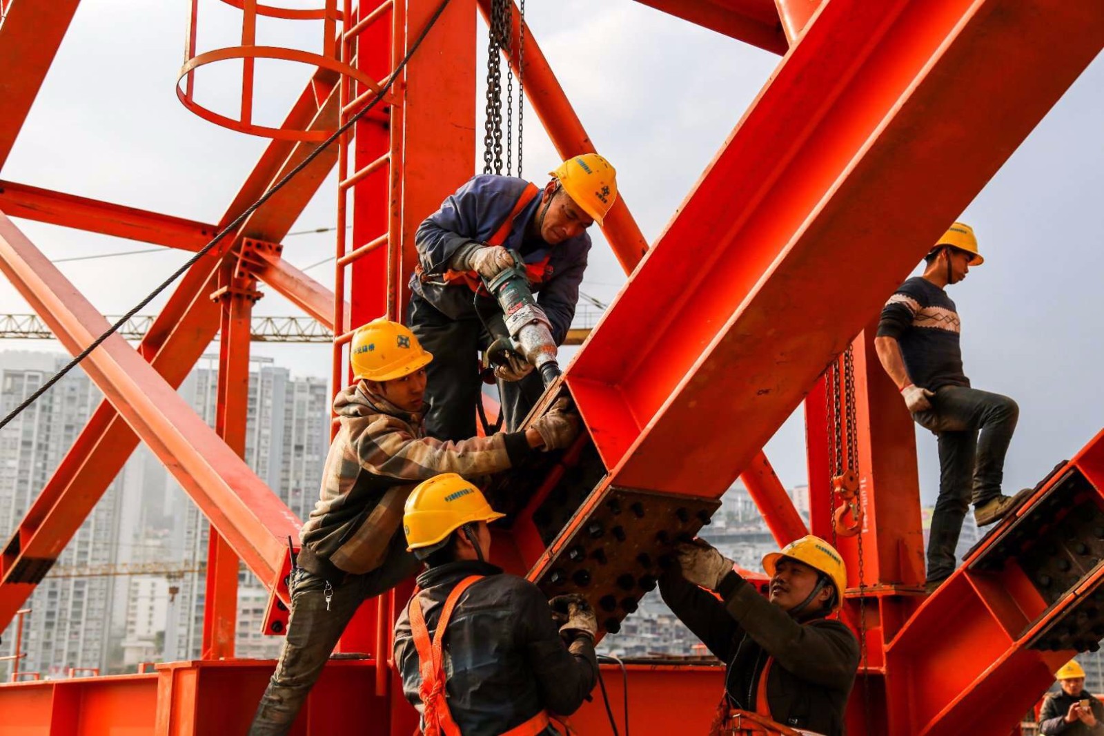实拍万州长江三桥施工现场,工人骑钢梁不惧高空作业,称习惯了!
